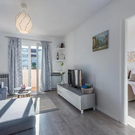 Bella With Balcony Apartment