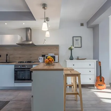 Bella With Balcony Apartment